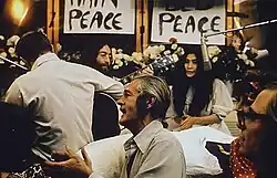 John Lennon und Yoko Ono mit U&nbsp;87 (rechts, 1969)