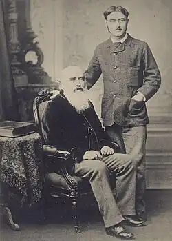 John Lockwood Kipling und gemeinsam mit dem Sohn Rudyard