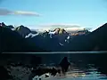 Nordansicht des Lady Peak (rechts der Mitte) vom Jones Lake aus