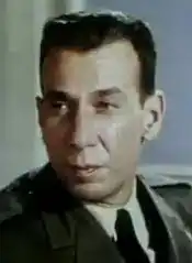 Regisseur José Ferrer (links) spielt den zu Unrecht verurteilten Hauptmann Alfred Dreyfus (1859-1935)