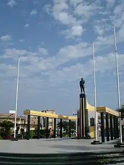 Hauptplatz mit Denkmal für José Abelardo Quiñones