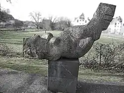 Josef Wyss (1922–2005) Bildhauer, Maler, Dichter. 1989 Skulptur Metamorphose im Park der Villa am Aabach, Uster (Sammlung Werner und Nelly Graf-Paux)