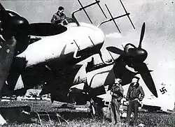 US-Soldaten untersuchen einen Nachtjäger Ju 88 G-6 auf dem Fliegerhorst Wunstorf bei Hannover