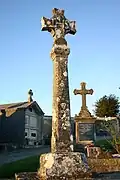 Monumentales Kreuz am Friedhof
