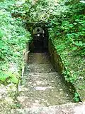 Eingang zu den Erdställen im Burghügel