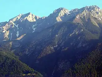 Die Hohe Warte mit dem markanten Südgrat in der Bildmitte, links der Kleine Solstein, rechts Hintere und Vordere Brandjochspitze von Innsbruck