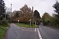 Einer der beiden großen Sendemasten hinter der Wegegabel von Main Road und Brasted Lane im Südosten von Knockholt