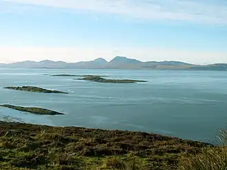 Blick über den Sund nach Jura mit den drei Gipfeln der Paps of Jura