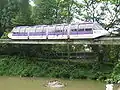 Einschienbahn über einem See