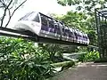 Ehemalige Panorail über einem Fußweg im Jurong Bird Park