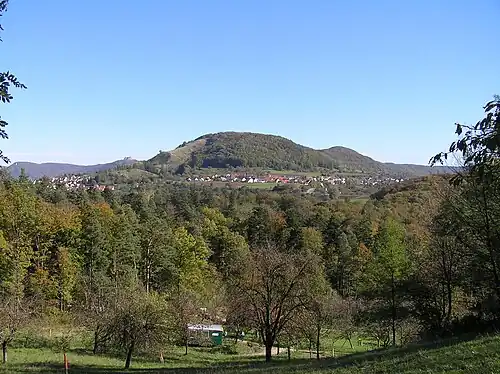 Jusi oder Jusenberg, links im Hintergrund Hohenneuffen