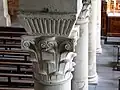 Kämpferaufsatz (Impost/Pulvino) auf Akanthuskapitell in der Höchster Justinuskirche