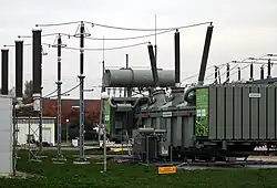 Transformator mit vermutlich erzwungener oder gerichteter Esterölkühlung, Radiatoren und Lüftern (KFAF oder KDAF)