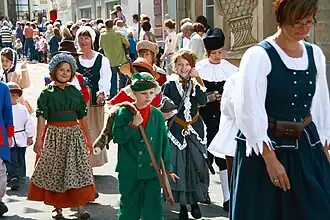 Kinder stellen die Zwergengalerie von Schloss Weikersheim beim Kärweumzug dar
