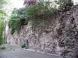 Reste der Römermauer am Mühlenbach