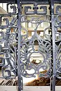 Detail des umlaufenden Galeriegitters