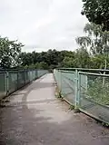 Brücke über die B55a zwischen Nord- und Südteil des Parks