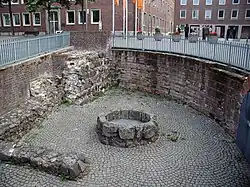 Rathausplatz, mittelalterlicher Brunnen