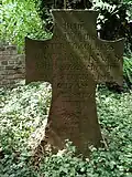 Grabkreuz im Innenhof