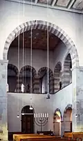 St. Pantaleon in Köln, Emporenöffnung des Westbaus zum Kircheninneren