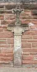Wegekreuz in der Mauer des „Großen Hauses“