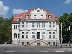 Königin-Luise-Haus am Osteingang des Südfriedhofs