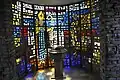 Dorfkirche, Taufbecken mit Apsisfenster