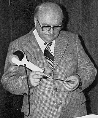 Kürschnermeister Max Klefisch mit seinem Emka-Bandkleber (1974)