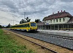 Ehemaliger ÖBB-Triebwagen 5147 004 als 2446 513 im Einsatz für die GySEV auf der Bahnstrecke Kőszeg–Szombathely.