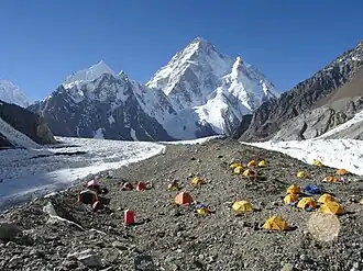 Broad-Peak-Basislager auf der Mittelmoräne des Godwin-Austen-Gletschers, im Hintergrund der K2, links davon im Vordergrund der Angel Sar