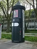 Säule mit WC am Karlsruher Hauptbahnhof