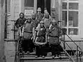 Kunden vom Volk der Nanai vor der Filiale der Firma in Chabarowsk, ca. 1900