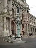 Auffahrtsrampe, Laterne aus Osliper Stein