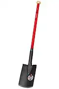 Der rot-schwarze „Kraftspaten“ von Idealspaten wurde speziell für Rodungsarbeiten entwickelt