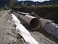 Die neuen Druckleitungen (Durchmesser: 2,4 m) vom neuen Wehr zum ausgebauten Krafthaus (Ende Oktober 2010).