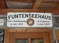 Die Eingangstür des Kärlingerhauses mit dem Schild des Vorgängerbaus