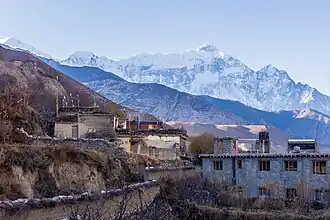 Nilgiri Himal: Nord-, Mittel- und Südgipfel (v.&nbsp;l.&nbsp;n.&nbsp;r.)