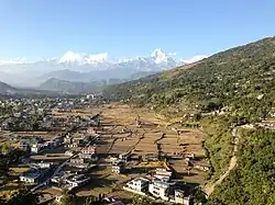 Kahun, rechts im Bild oberhalb der Ebene von Pokhara