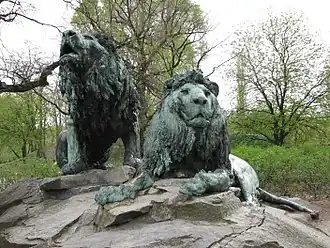 Löwe links von August Kraus (brüllend); Löwe rechts von August Gaul (ruhend)[73]