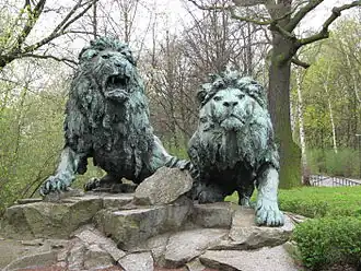 Löwe links von August Kraus (fauchend); Löwe rechts von August Gaul (lauernd)[74]