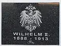 Gedenktafel auf der Nordostseite des Denkmals