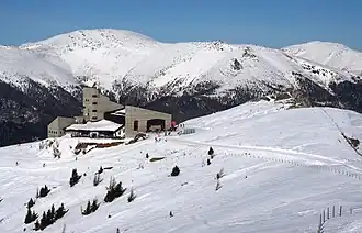 Blick vom Gipfel des Wöllaner Nocks nach Norden auf die Kaiserburg mit Bergstation der gleichnamigen Gondelbahn