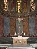 Altar; an der Rückwand Draperie-Malereien