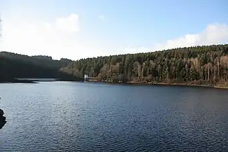 Blick vom Staudamm über den See.