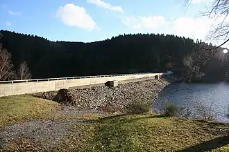 Damm, wasserseitige Ansicht.