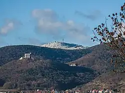 Blick auf die Kalmit über das Hambacher Schloss
