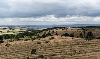 Kalø Vig aufgenommen von Trehøje in den Mols Bjergen. Im Hintergrund das Kraftwerk Studstrup.
