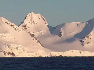 Blick von der Bransfieldstraße auf den Kalojan-Nunatak