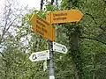Weisse Wegweiser Karstlehrpfad