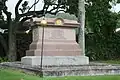 Darstellung eines Pūloʻuloʻu aus Metall vor dem Kamehameha-Grab im königlichen Mausoleum von Hawaii am Mauna ʻAla
